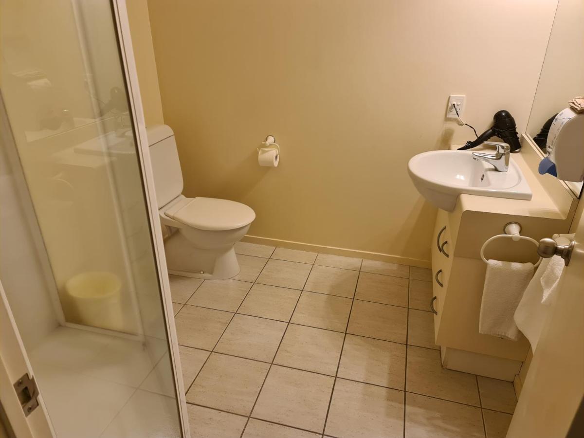 Oceanside Resort Internal Ground Floor Studio Unit Privately Owned In Mt Maunganui No External Window Or Air Conditioning Mount Maunganui Kültér fotó