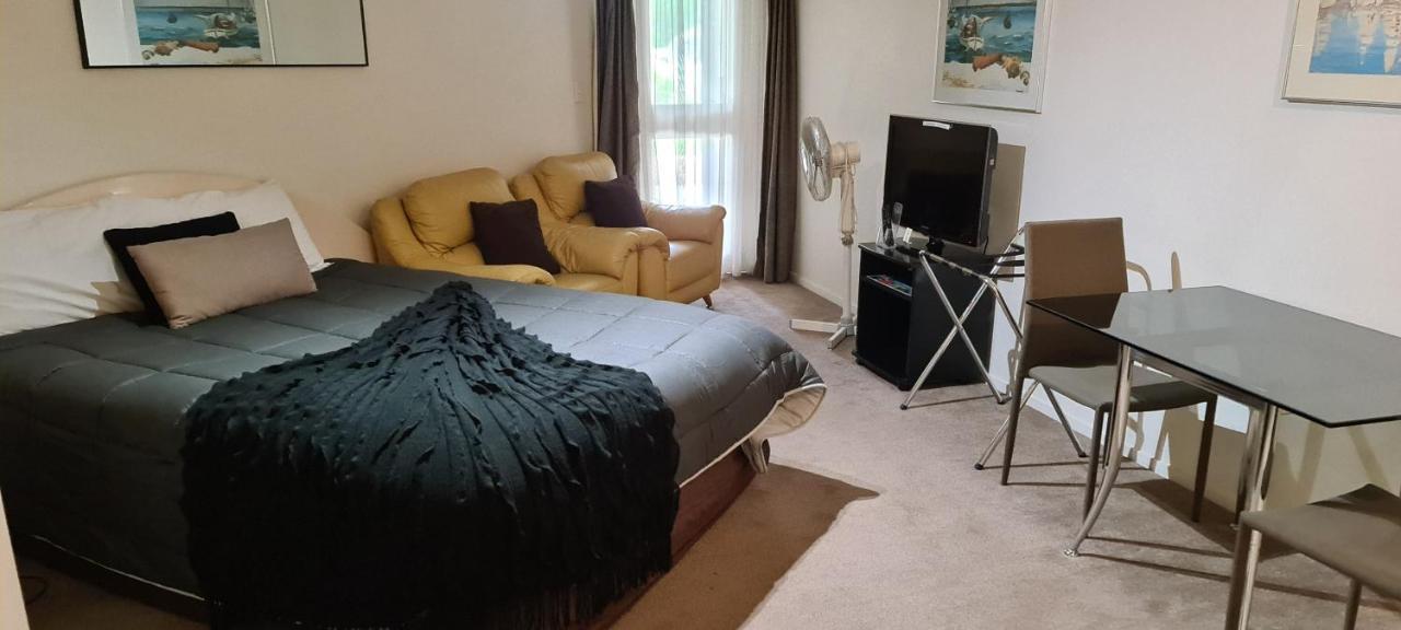 Oceanside Resort Internal Ground Floor Studio Unit Privately Owned In Mt Maunganui No External Window Or Air Conditioning Mount Maunganui Kültér fotó